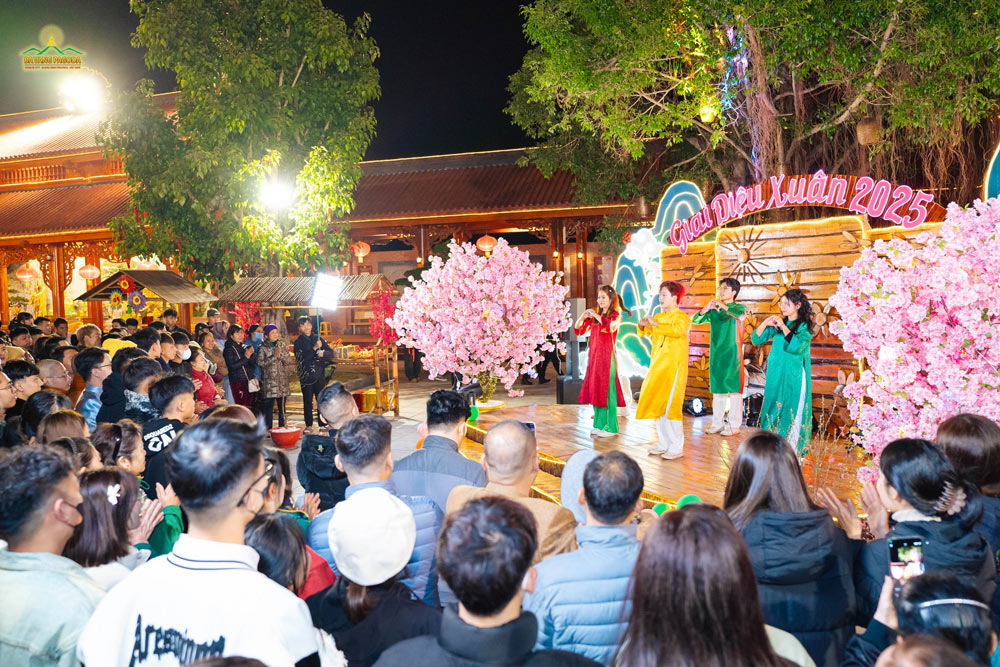 “Spring Melody 2025” is ready almost all day, featuring beautiful songs celebrating the New Year as well as honoring the Three Jewels—the Buddha, Dharma, and Sangha