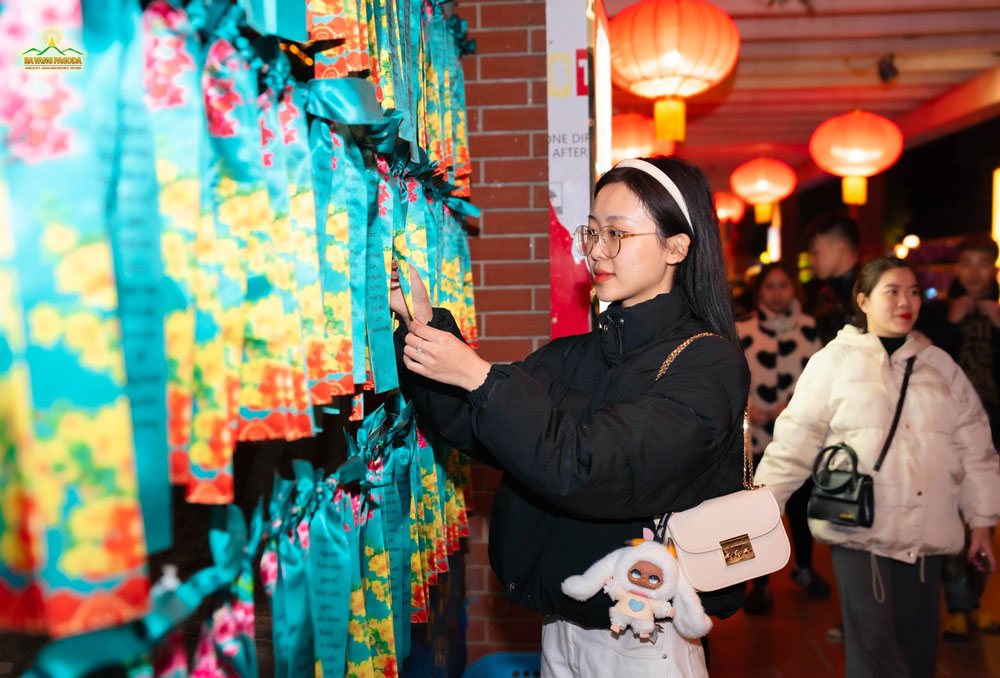 New year, new wishes—Everyone has a wish of their own. Write yours and hang it on the wishing tree in the Wishing Area, located along the path from the Main Hall to the Patriarchs' Shrine.