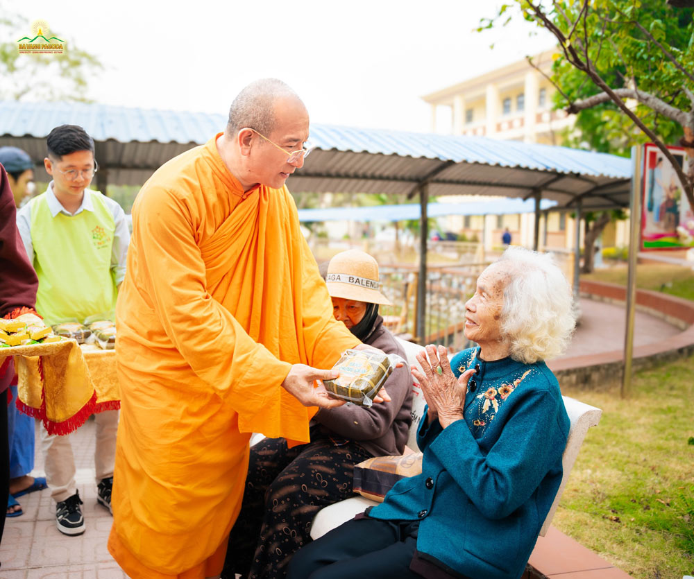 Thay Thich Truc Thai Minh kindly presented Ba Vang Vegetarian Chung cakes to the elderly in the center