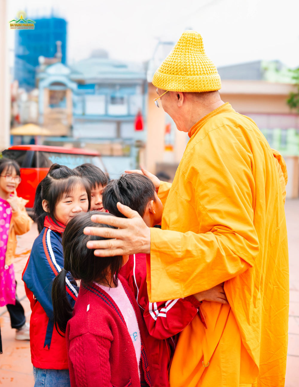 A heart-warming moment shared by Thay and a little boy at the center