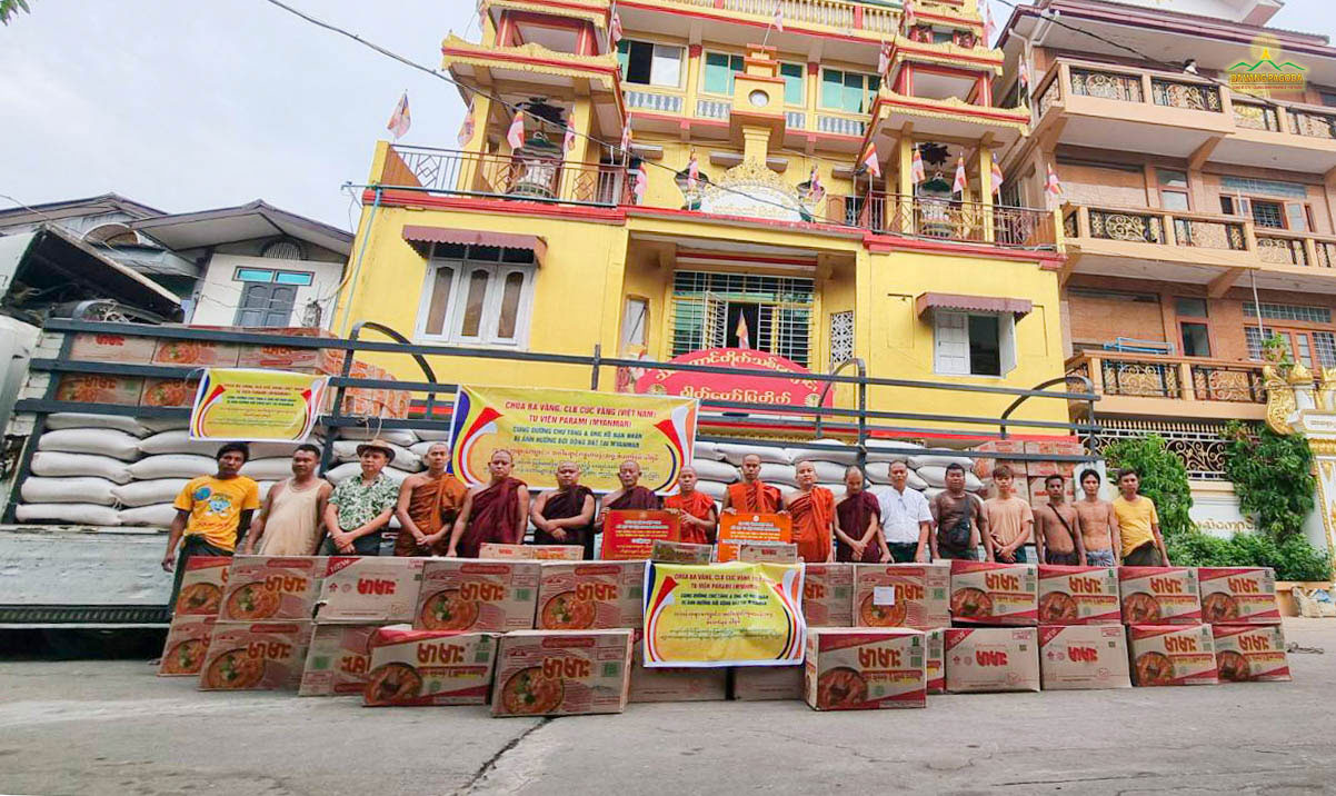 Overseas Buddhists of Ba Vang Pagoda and the Yellow Chrysanthemum Club have joined hands with the Sangha at Parami Monastery in Yangon, Myanmar, to prepare and deliver essential supplies to severely affected regions. During these challenging days, not only were material goods extended, but the warmth of human kindness and the spirit of the Buddhas teachings were also widely spread