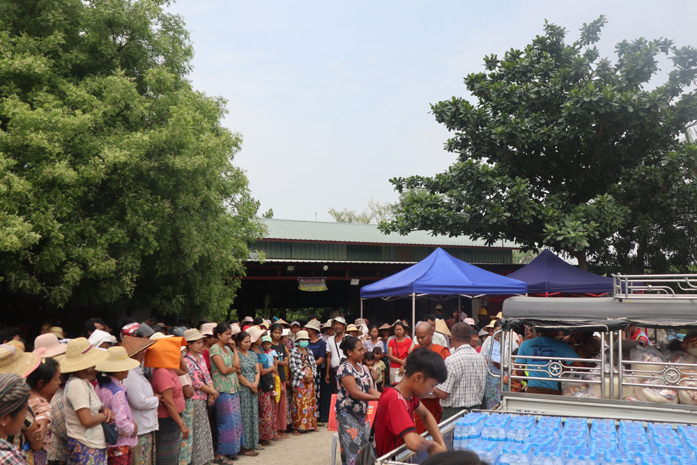 At the playground in Wachat Village (Sagaing)—one of the areas most affected by the earthquake—locals gathered to receive essential goods distributed by the Buddhist relief groups, in coordination with local authorities