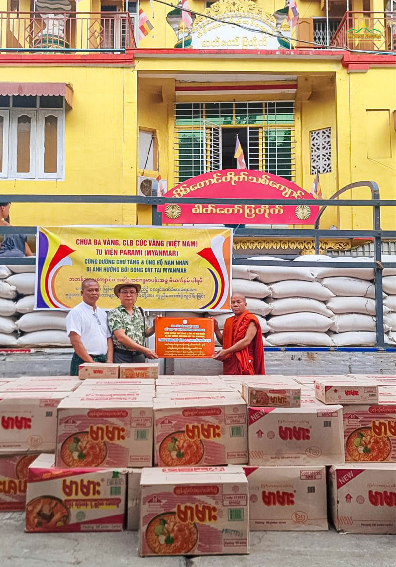 Representatives of overseas Buddhists of Ba Vang Pagoda and the Yellow Chrysanthemum Club were present at Parami Monastery, joining hands with the resident Sangha to prepare offerings of rice, instant noodles, and bottled water for the disaster-stricken communities. Captured in this moment: Most Venerable U Wepulla, Abbot of Parami Monastery, and representatives of the overseas Cuc Vang Dharma Assembly gathered in compassion and action