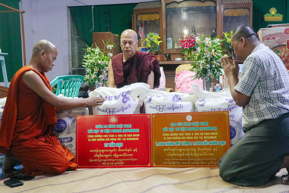 The Head Master of Maha Wizitaryone Monastery graciously accepted the offering from overseas Buddhists of the Yellow Chrysanthemum Club, in collaboration with the monastics from Parami Monastery