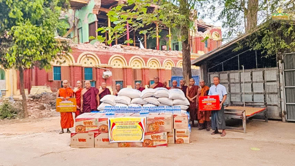 A photo captured at Moe Kaung Monastery – one of the distribution points for essential supplies in Mandalay. Buddhist laypeople, in collaboration with the monks of Parami Monastery, delivered supplies to more than 71 monasteries in Chanayethazan Township. May the monasteries and surrounding areas soon recover, and may the local people return to a stable and peaceful life