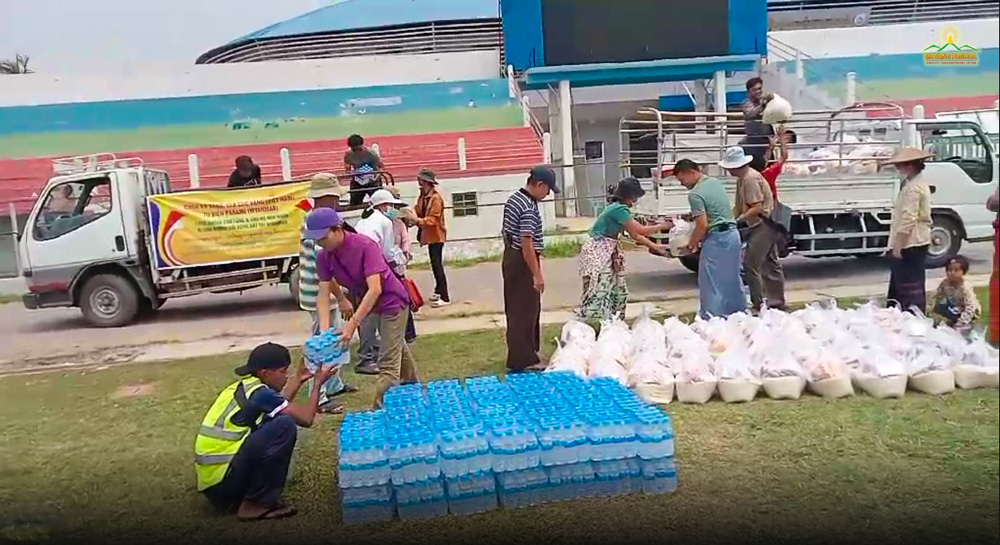 When the packs of noodles, rice, and bottles of water reached the hands of those in need, they no longer remained mere material goods but gave comfort and hope in the time of hardships