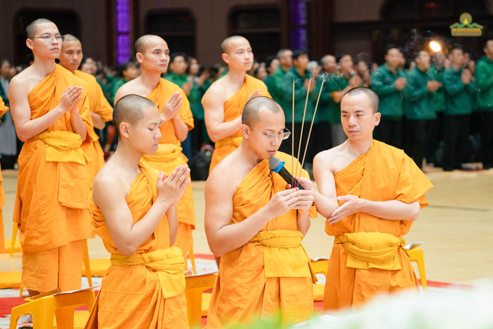 At Ba Vang Pagoda, Vietnam, the monastic and lay community vowed to recite sutras for five days, dedicating the merits to pray for peace for the people of Myanmar and Thailand, countries heavily affected by the recent devastating earthquake