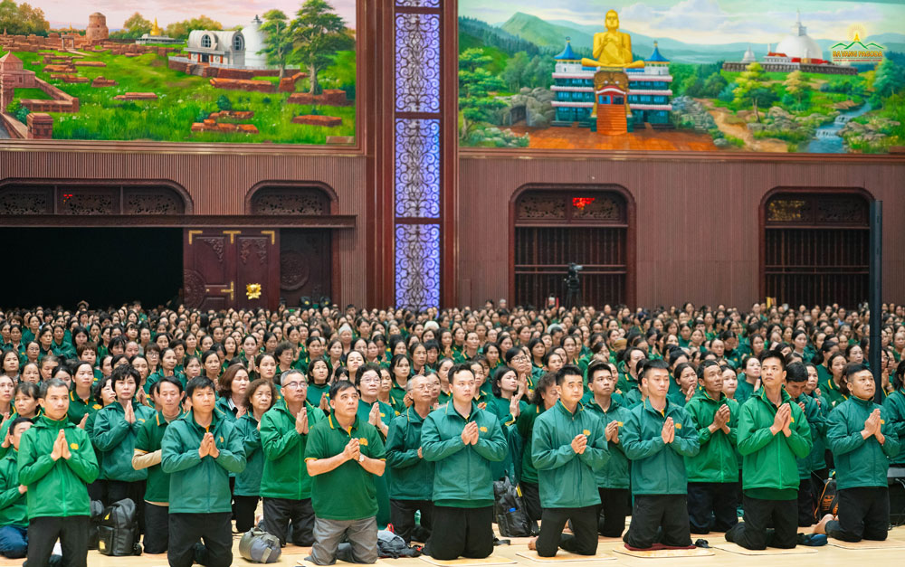 Lay practitioners of the Yellow Chrysanthemum Club gathered at Ba Vang Pagoda gathered at Ba Vang Pagoda to wholeheartedly chant sutras and dedicate merit to the people of Myanmar and Thailand during the Pagodas monthly retreat in Uposatha Day