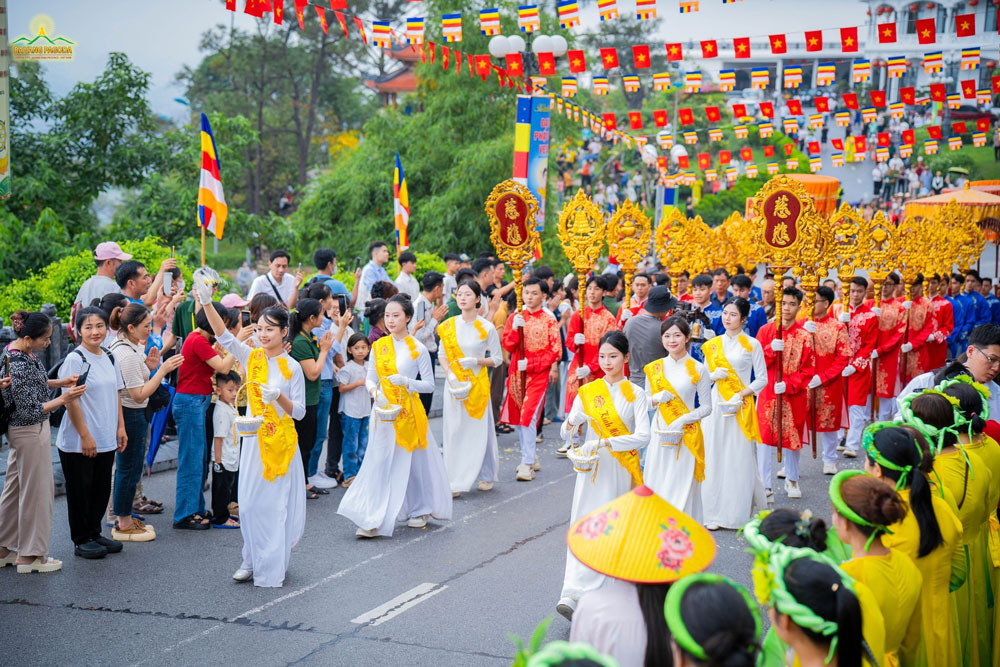 Ba Vang Pagoda dazzling with decorations on the Grand Vesak Celebration