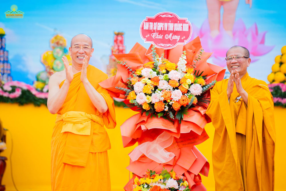 The VBS Quang Ninh Executive Board offers flowers in celebration of the Vesak at Ba Vang Pagoda