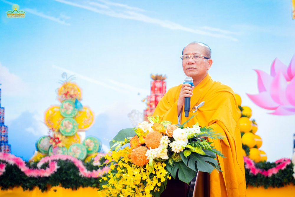 Venerable Master Thich Dao Hien reads the Vesak Message from the Supreme Patriarch of the VBS