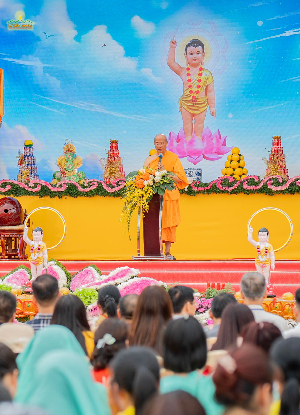 Thay Thich Truc Thai Minh, Abbot of Ba Vang Pagoda, ascended the main stage to deliver the Vesak Speech (BE 2569 – CE 2025) from the Chairman of the Central Executive Council of the VBS