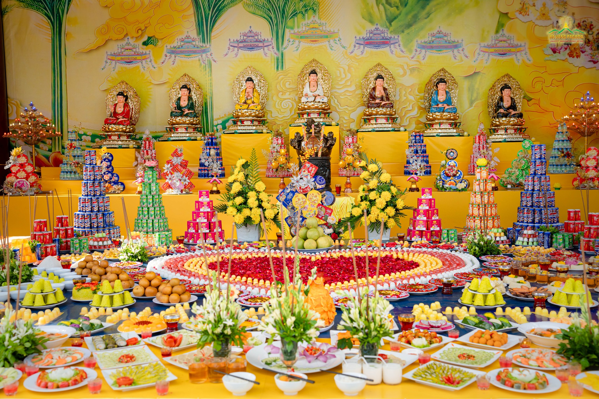 The prayer ceremony for the salvation of the deceased ancestors was solemnly performed in the afternoon
