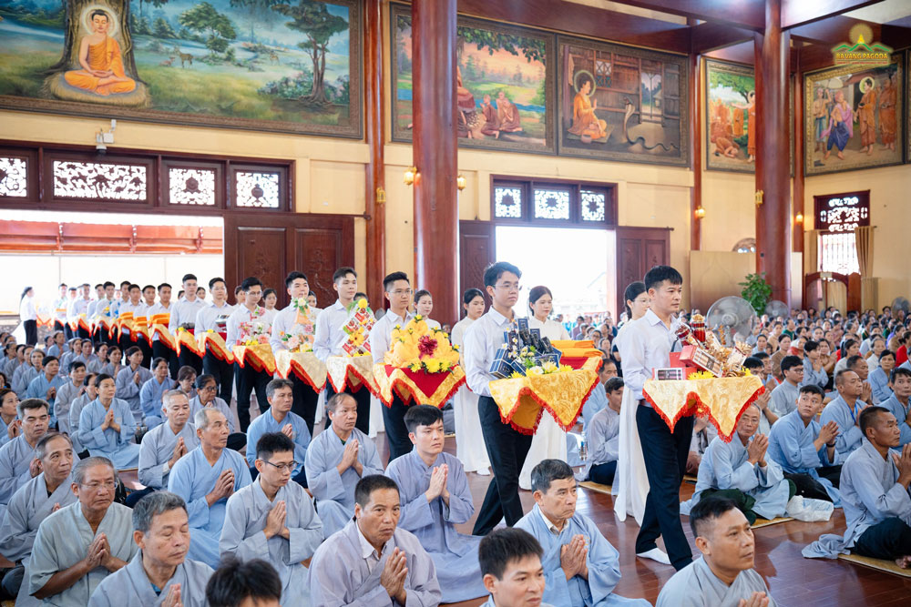Buddhists made offerings to Thay and the Sangha of Ba Vang Pagoda during the Ullambana season