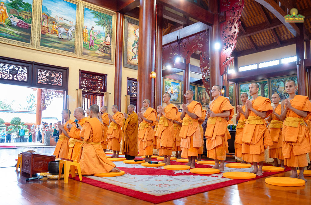 Thay Thich Truc Thai Minh and venerable monks performed the Buddhist ritual, chanting the Ullambana Sutra (the sutra concerning repaying parents favor)