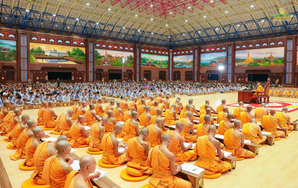 Monks, nuns, and Buddhists attentively listened to and committed to memory Thay's profound words