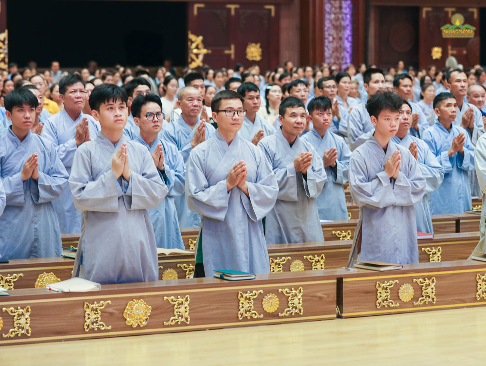 Wishing all Buddhists to follow Thay's teachings and apply them to their daily lives to repay their parents' kindness and become filial children!
