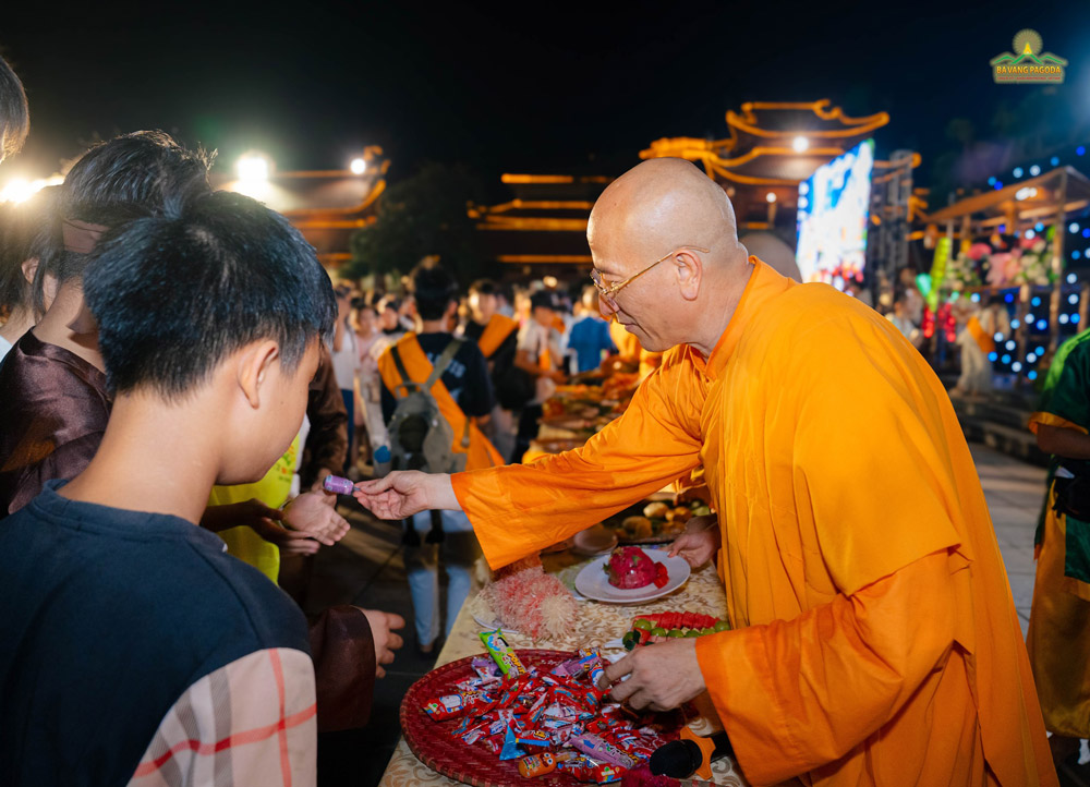 Thay gave candies to kids