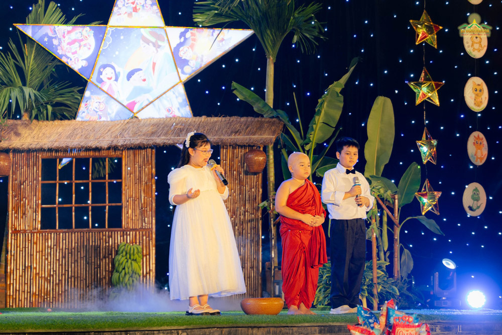 Minh Sang and Ngoc Huyen, two kids of the Rahula club, confidently told the story about how the Buddha taught Venerable Rahula, during the special night