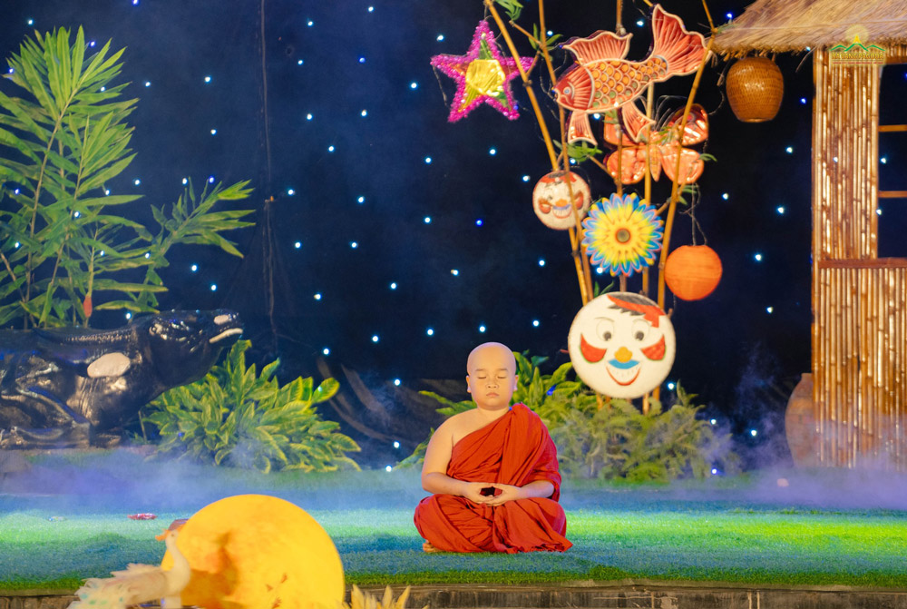 The scene also described Rahula, who, after being instructed by the Buddha on the consequences of not upholding moral precepts, diligently practiced and gradually eliminated unwholesome actions