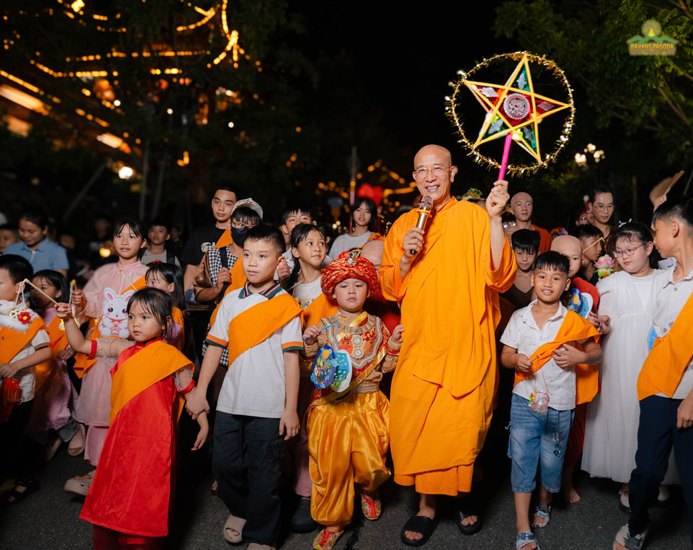 The Rahula kids joined the lantern parade with Thay