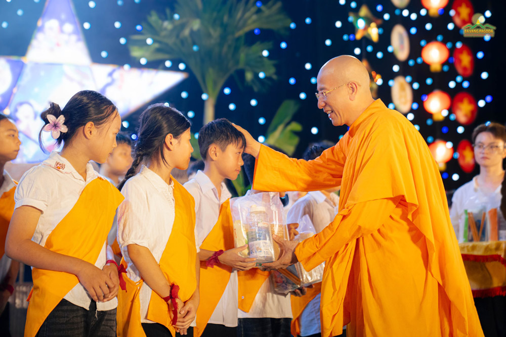 On the program, Thay and the monks kindly presented meaningful gifts to the children who had excellently completed their Buddhist moral homework and to those with special conditions