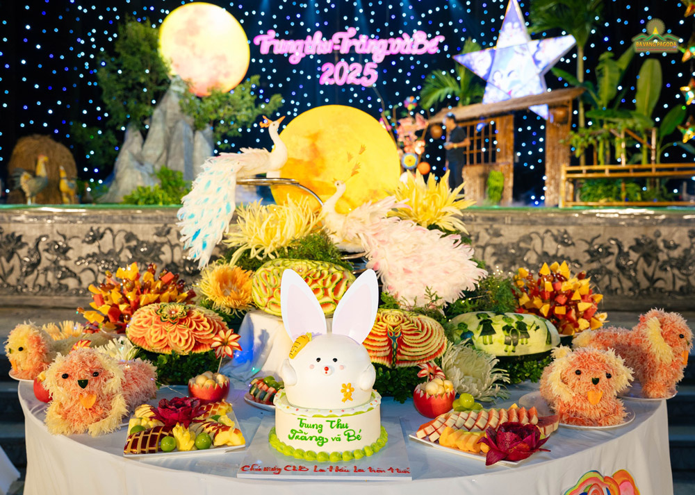 The Mid-Autumn food tray featuring adorable animal-shaped fruits was skillfully prepared by lay Buddhists at Ba Vang Pagoda