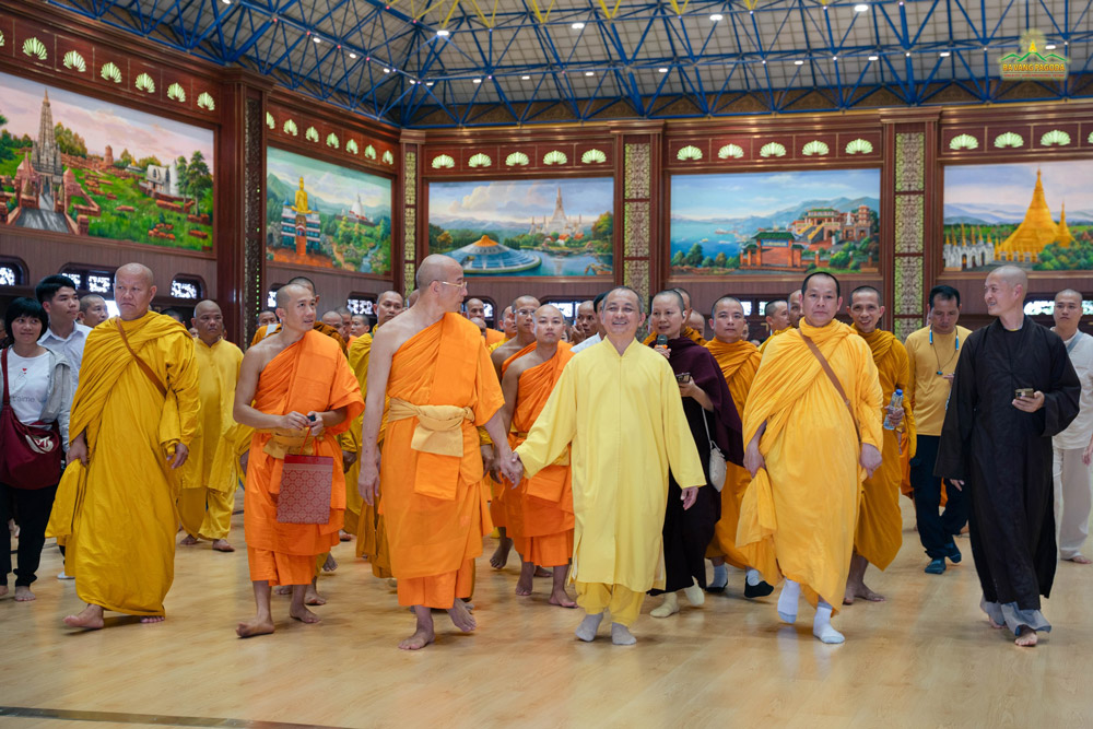 Thay and the monks led Most Venerable Luang Por Phosri Suriya Khemarato and the delegation visited the second floor of the Great Lecture Hall, Ba Vang Pagoda
