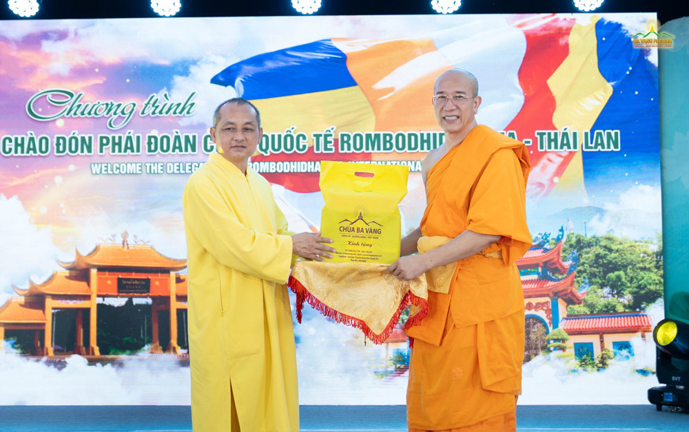 Thay Thich Truc Thai Minh, on behalf of Ba Vang Pagoda, humbly presented gifts to Most Venerable Luang Por Phosri Suriya Khemarato