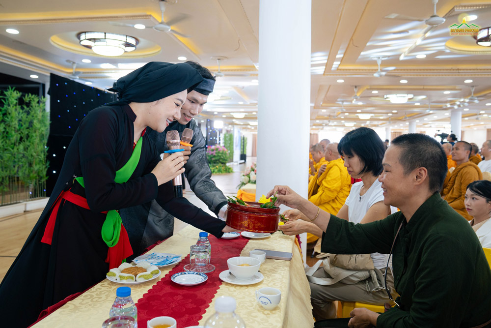 The singers invited guests to try the Vietnamese betel leaves, meticulously wrapped around areca nuts, while singing a Quan ho folk song to welcome them