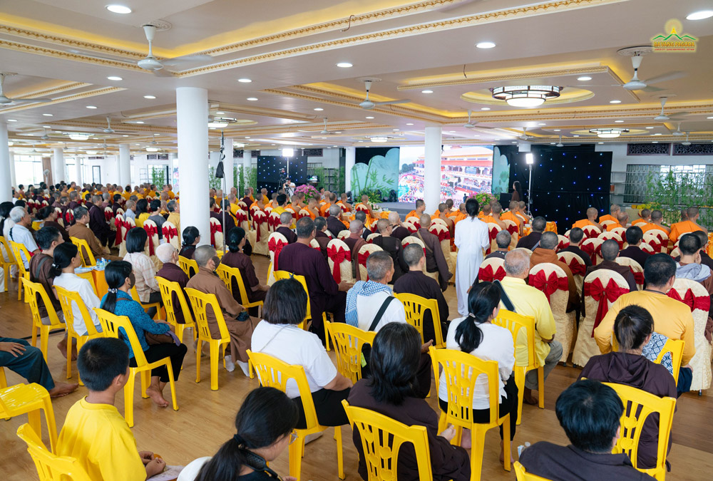 The distinguished delegation was invited to watch a short video about the Pagoda during this friendly visit