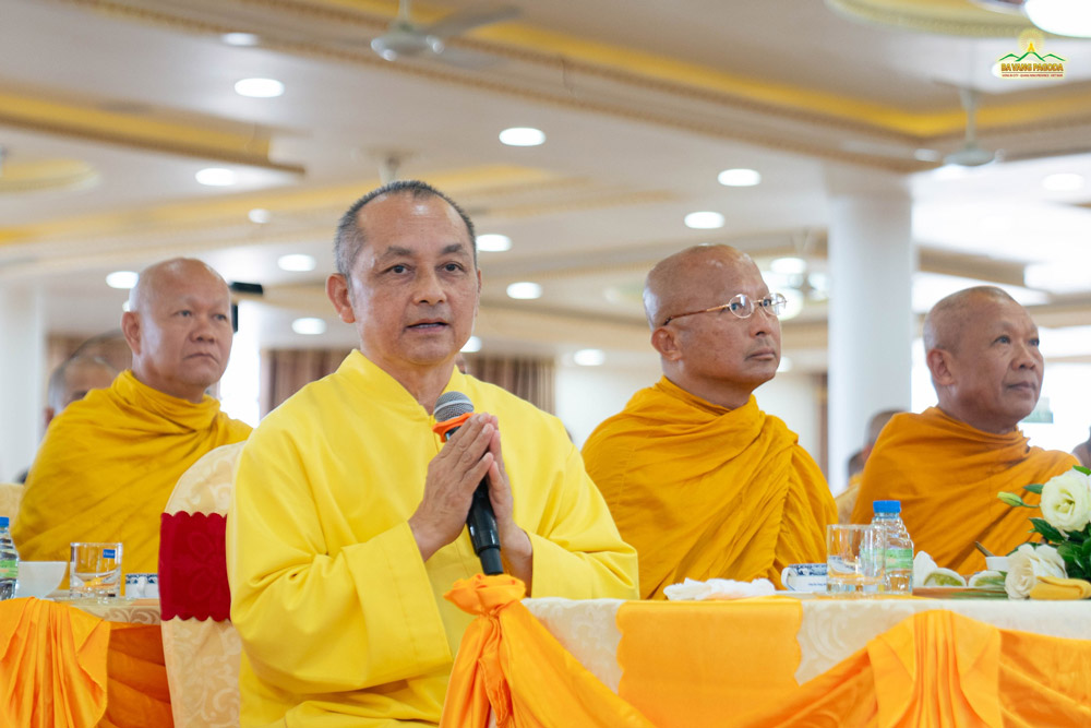 Most Venerable Luang Por Phosri Suriya Khemarato shared some kind words during the welcoming program at the White House, Ba Vang Pagoda