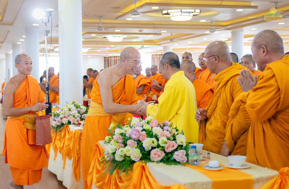 Thay Thich Truc Thai Minh and the monks of Ba Vang Pagoda warmly welcomed the Thai Buddhist delegation – Rombodhidharma International Temple