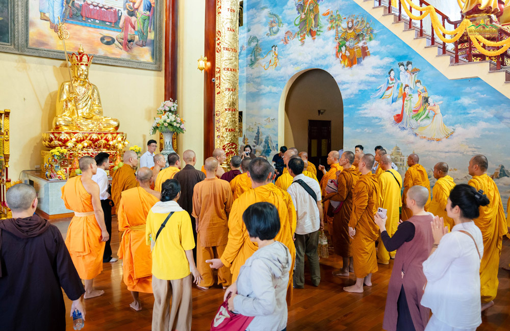 The delegation visited the Main Hall of the Pagoda