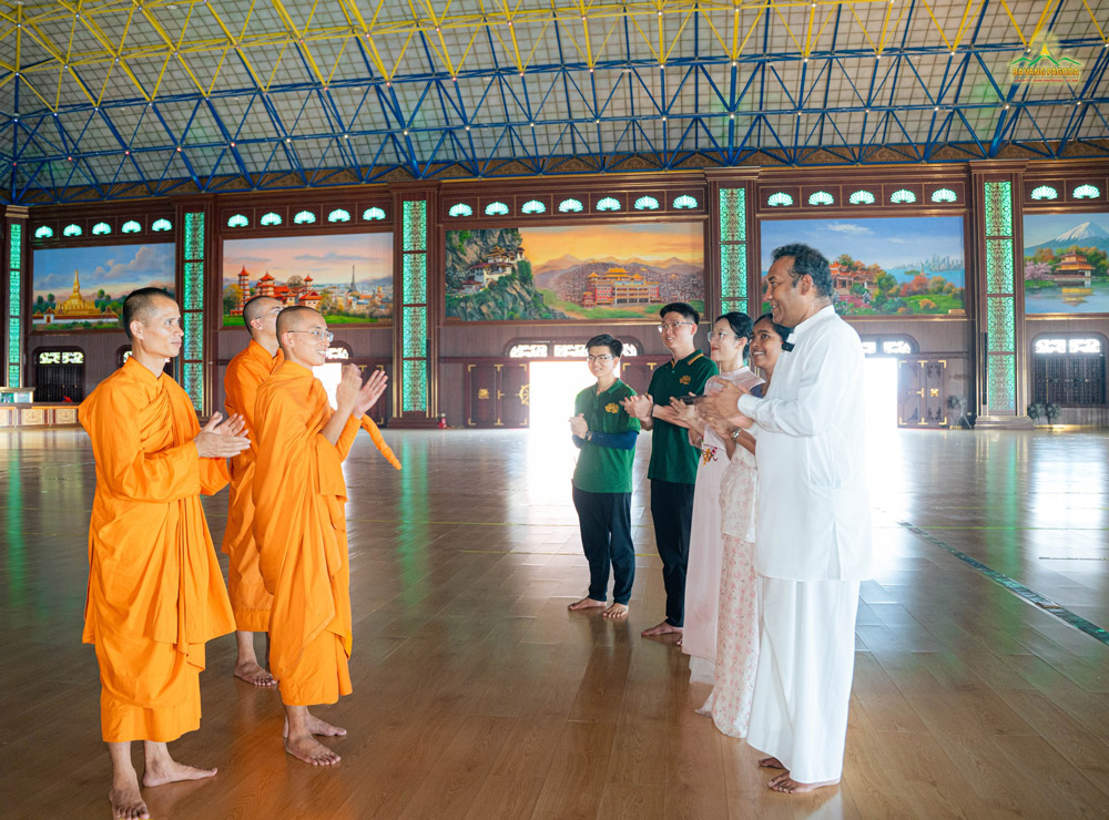 On the second floor of the Great Lecture Hall, the delegation expressed their admiration for its huge and exquisite architecture, which originated from Thay Thich Truc Thai Minhs profound aspiration to serve both the Vietnamese and international Buddhist communities