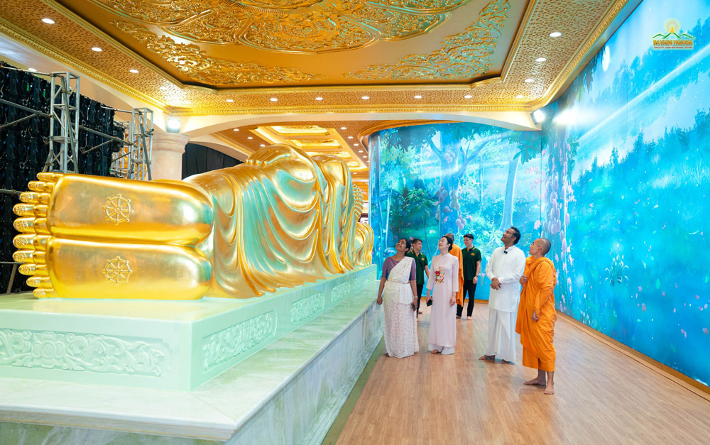 The delegation also briefly visited the first floor of the Great Lecture Hall, where a sacred statue of the Buddha entering Nirvana is enshrined