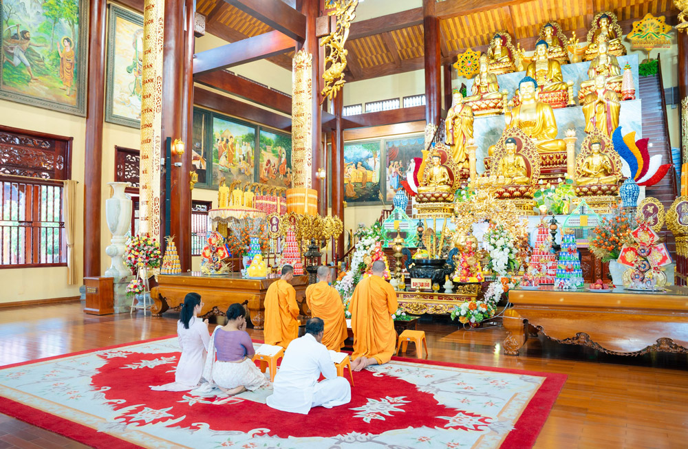 Following the delegations request and under Thays guidance, the monks conducted a short peace-blessing ceremony for the guests at the Main Hall of the Pagoda