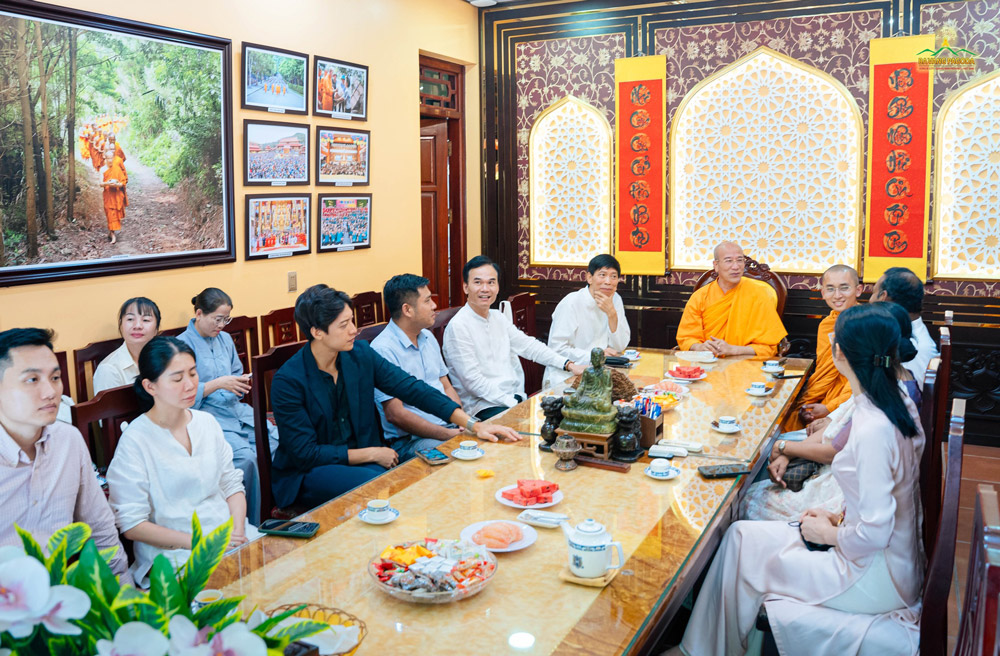 Thay Thich Truc Thai Minh, together with resident monks, had a cordial conversation with the distinguished delegation in the Pagodas guest room