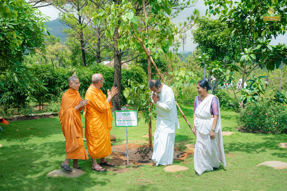 What an auspicious chance for the Ambassador and Minister Counsellor, and a great honor for Ba Vang Pagoda!