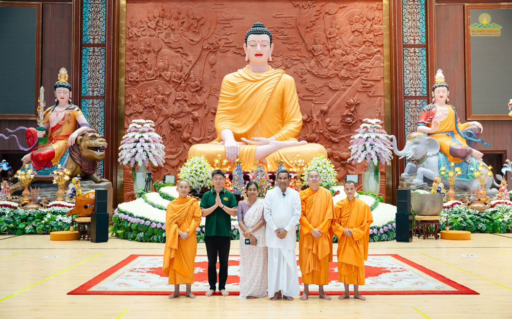The delegation joyfully took a commemorative photo with the resident Sangha on the Second Floor of the Great Lecture Hall