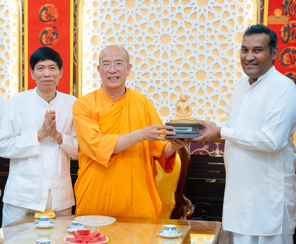 Thay Thich Truc Thai Minh kindly received the Buddha statue from Ambassador Poshitha Perera
