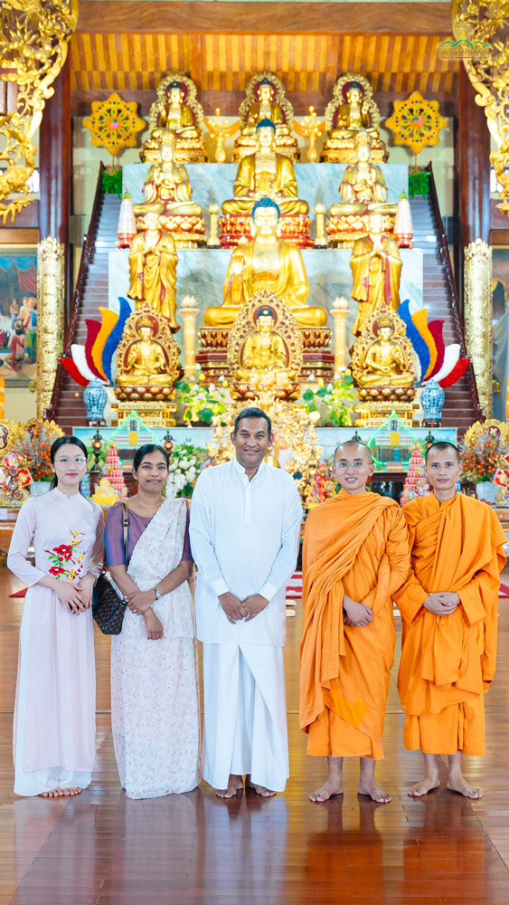 The delegation took a commemorative photo with the Sangha in front of the Main Hall