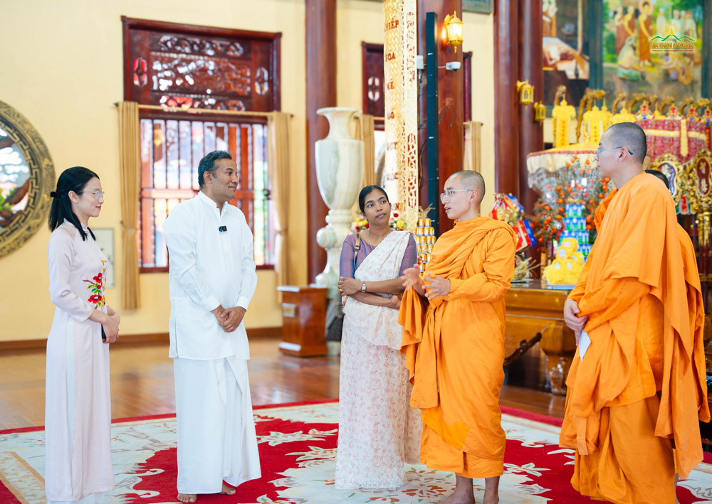 After the ceremony, the delegation was introduced to the Main Hall of Ba Vang Pagoda