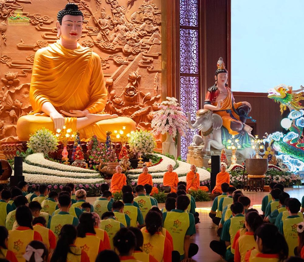The monks warmly shared and engaged with the participants during the “Tea – A Season of Gratitude and Youth” program