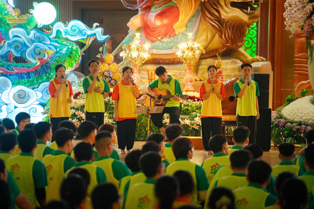 The song “Gratitude to Thay,” with its warm and gentle melody, was beautifully performed by the young participants during this evening of remembrance