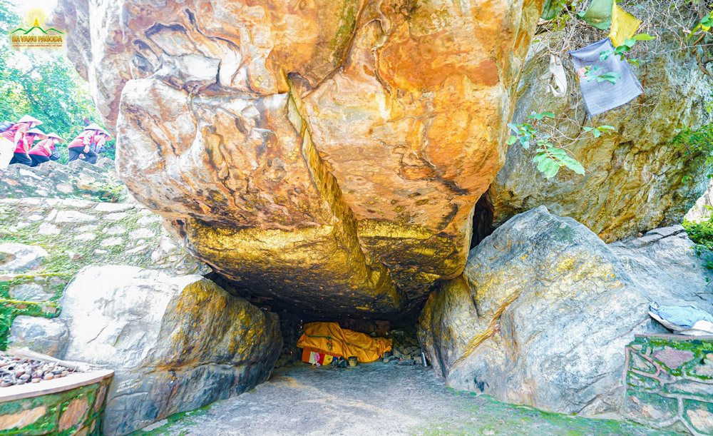 The cave where Venerable Śāriputra resided