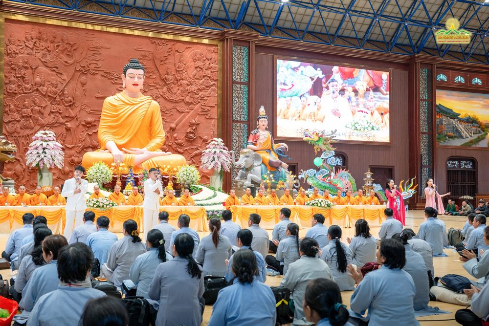 The lay Buddhists offered songs in honor of the Buddhist King's birth—a virtuous and wise king, a compassionate Bodhisattva who taught the people to abandon evil, do good deeds, and practice moral conduct