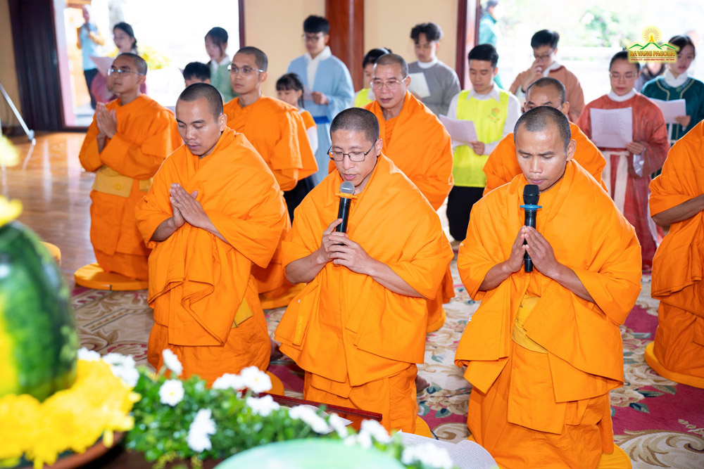 The revered monks and Buddhist devotees recited commemorative verses in honor of the First Patriarch of the Truc Lam Zen Sect Tran Nhan Tong