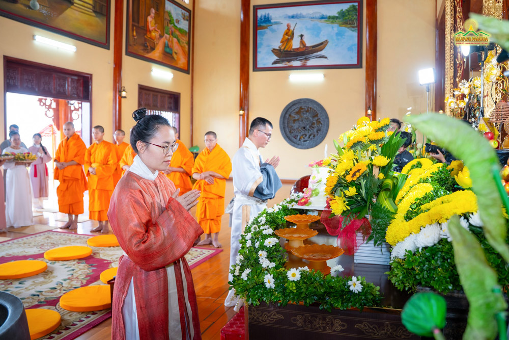 With deep reverence, Buddhists offered items in gratitude to the First Patriarch