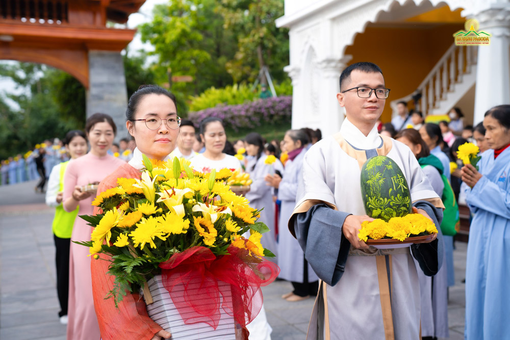 Representatives of the Buddhists reverently offered items in gratitude on the occasion of the 767th birth anniversary of the First Patriarch